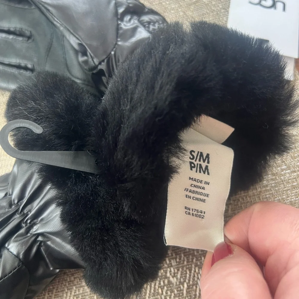 NWT Ugg gloves‎ with faux fur trim
